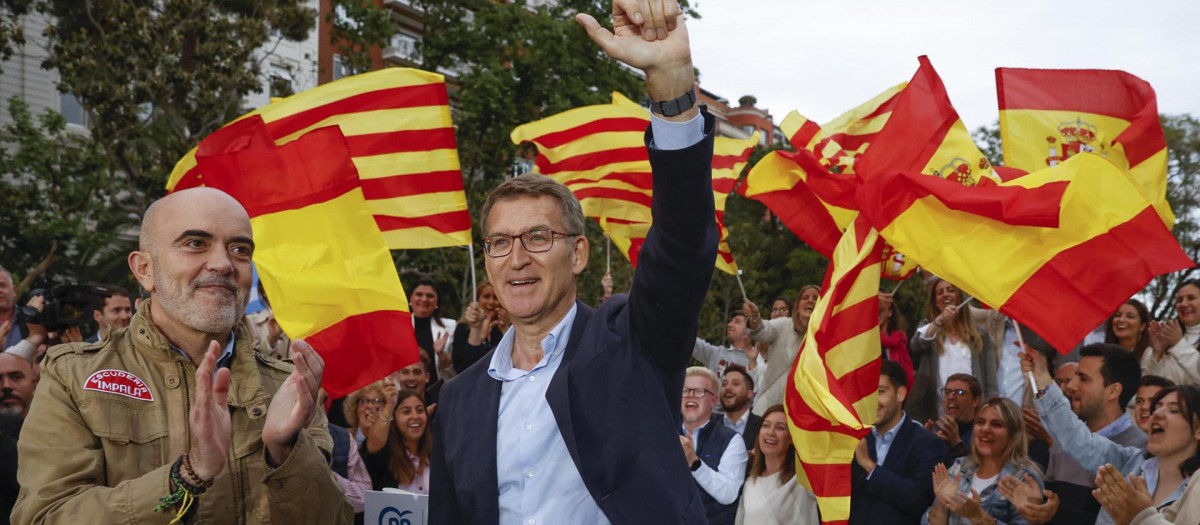 El presidente del PP, Alberto Núñez Feijóo (d), y el candidato popular a la alcaldía de Barcelona, Daniel Sirera (i), en el mitin este jueves en Barcelona