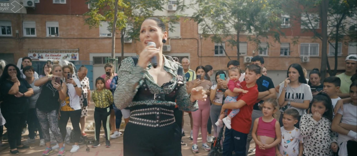 Rosa canta en el polígono de Almanjáyar para los que fueron sus vecinos