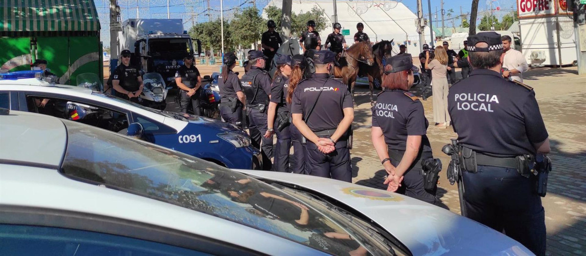 Agentes de Policía Nacional y Local en la Feria de Córdoba