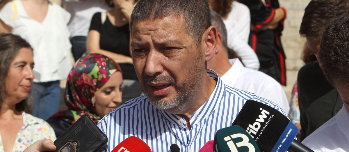El presidente y fundador de Coalición por Melilla, Mustafa Aberchan, ofrece declaraciones a los medios después de una jornada para la ampliación de la alianza de Más País, Compromís, Més Per Mallorca y la Chunta, a 21 de octubre de 2022, en Palma de Mallorca, Mallorca, Islas Baleares (España). MÉS per Mallorca, Compromís, Más País, Verdes-Equo, Chunta Aragonesista, Coalición por Melilla y Movimiento Dignidad y la Ciudadanía de Ceuta presentan este viernes en Palma la 'Declaración de Mallorca', un espacio de trabajo conjunto entre estos siete partidos. La reunión se produce tras cumplirse un año desde que Errejón firmó su alianza estratégica con la Chunta Aragonesista y Compromís en la denominada 'Declaración de Zaragoza'.
21 OCTUBRE 2022;PALMA DE MALLORCA;MALLORCA;PACTO DE MALLORCA;COMPROMIS;MES;CHUNTA;COALICIÓN POR MELILLA;MDYC
Isaac Buj / Europa Press
(Foto de ARCHIVO)
21/10/2022