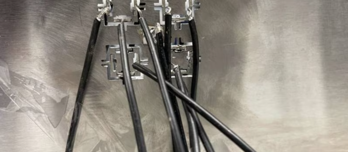 El metamaterial prototipo utiliza señales transportadas por los cables negros para controlar tanto la dirección como la intensidad de las ondas