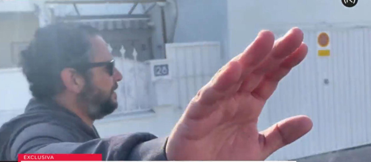 Captura del momento en el que el hermano de Ayuso intenta zafarse del periodista