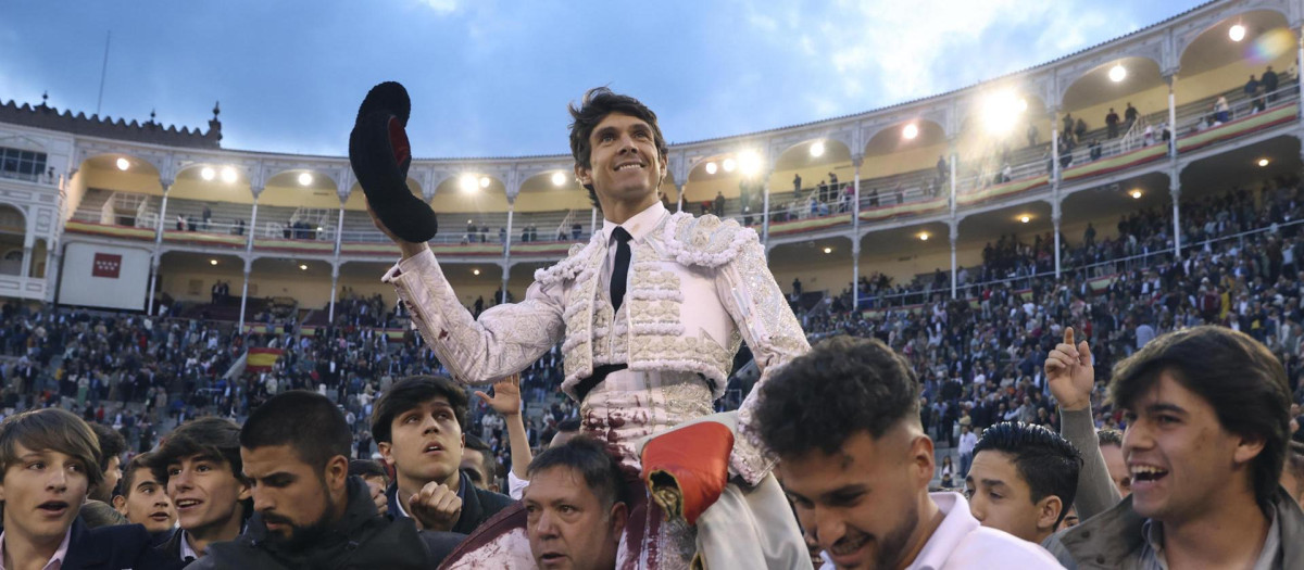 El diestro francés Sebastián Castella, a hombros en la novena de San Isidro