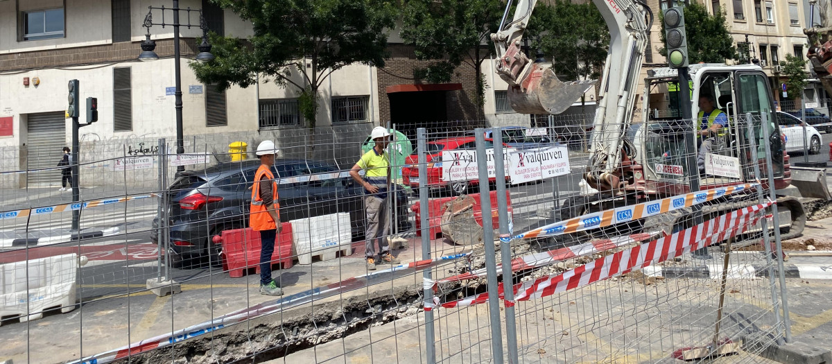 Imagen de operarios en Valencia trabajando un sábado a caso treinta grados a las cuatro de la tarde.