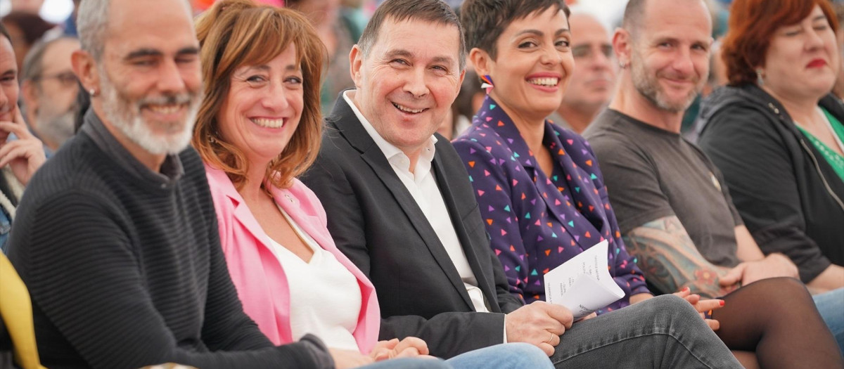 Otegi rodeado de los candidatos de Bildu en Álava, durante el mitin que ha dado en Vitoria