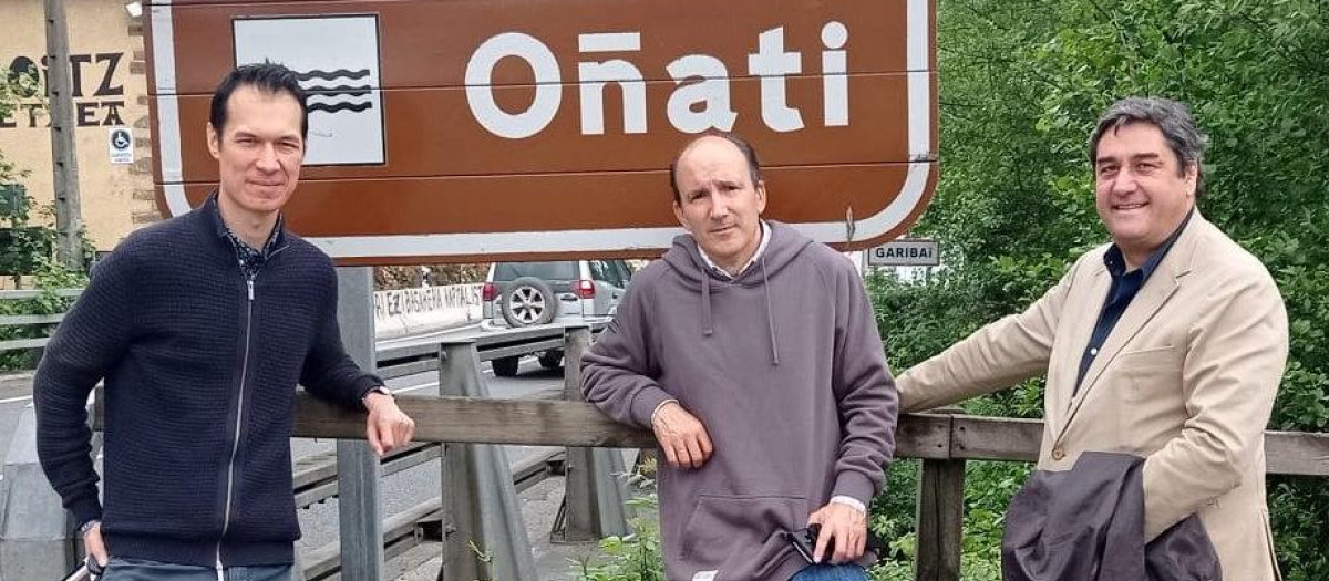 Richard Lewington (izda) es el primer británico que aspira a convertirse en concejal del País Vasco