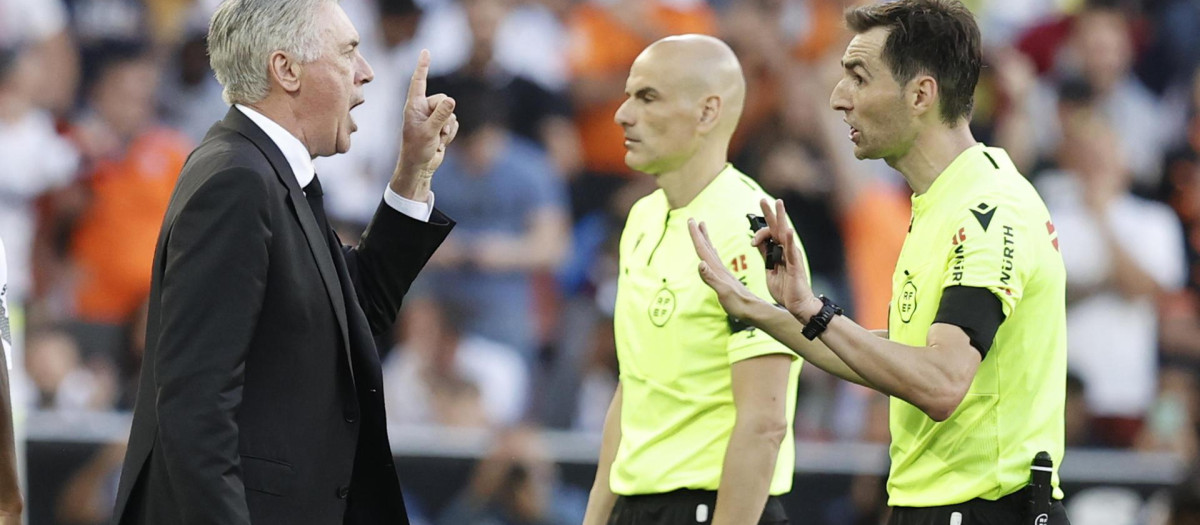 Carlo Ancelotti le protesta a los colegiados durante el Valencia-Real Madrid.