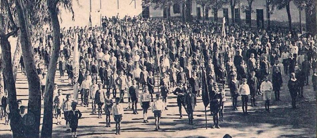 Una formación de alumnos en el patio de los Eucaliptos del Colegio Salesianos