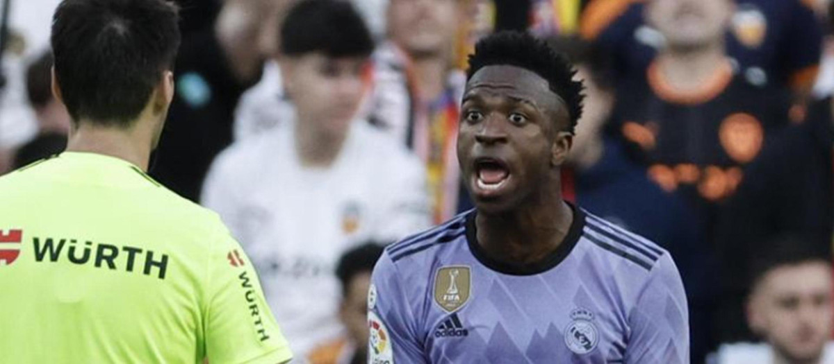 Vinicius, durante el partido del Real Madrid contra el Valencia, en Mestalla