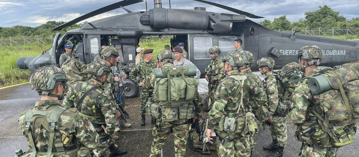Soldados del ejército de Colombia se preparan para operativos militares en la selva