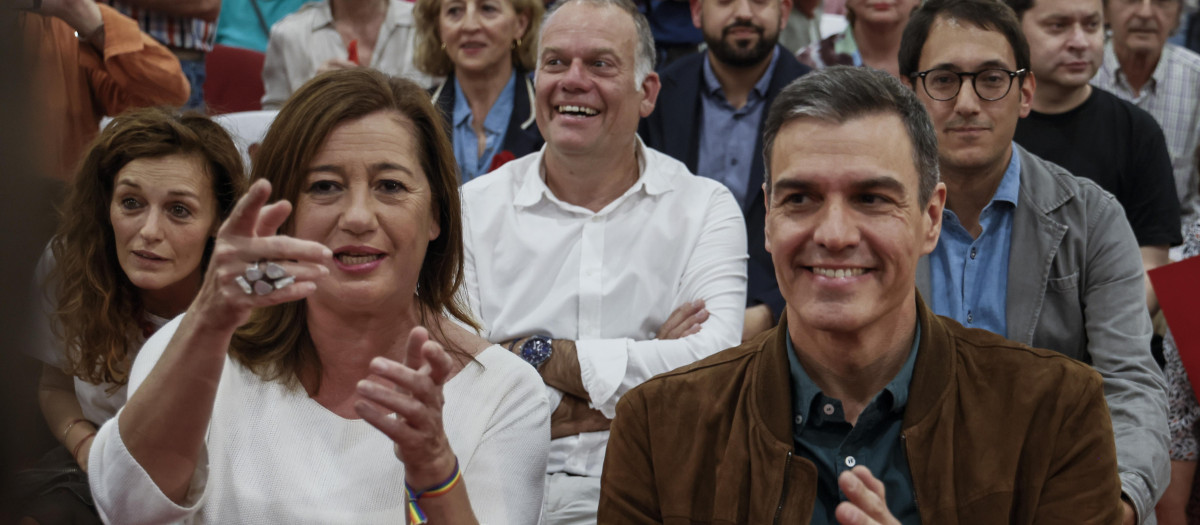 Francina Armengol, junto a Pedro Sánchez en un mitin del PSOE en Palma