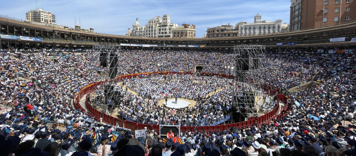 Imagen aérea del lleno en la plaza de toros de Valencia durante el mitin de Alberto Núñez Feijóo.