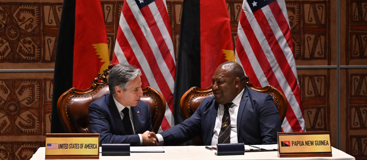 El secretario de Estado de EE. UU., Antony Blinken (izquierda), y el ministro de Defensa de Papua New Guinea