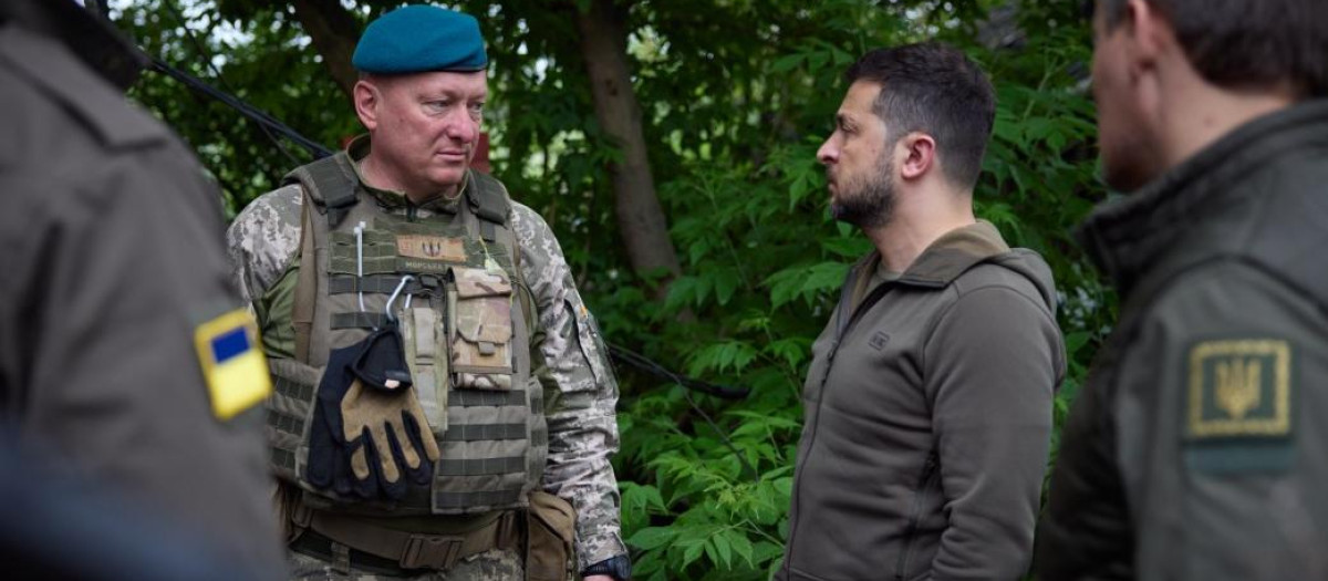 El presidente Zelenski visitó a los soldados en el frente de guerra por el Día del Cuerpo de Marines de Ucrania