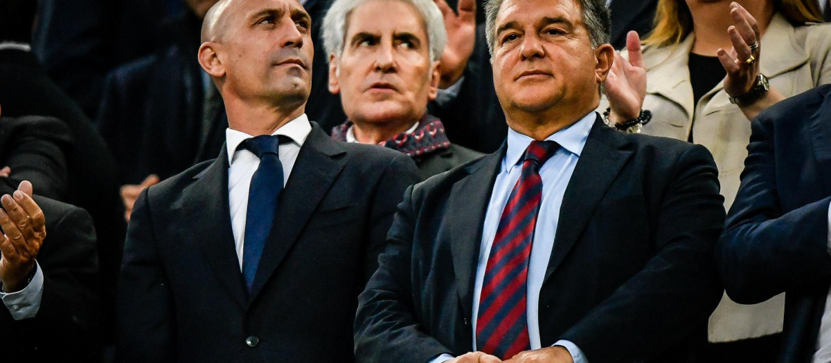 Joan Laporta junto a Luis Rubiales durante el Barcelona - Real Sociedad