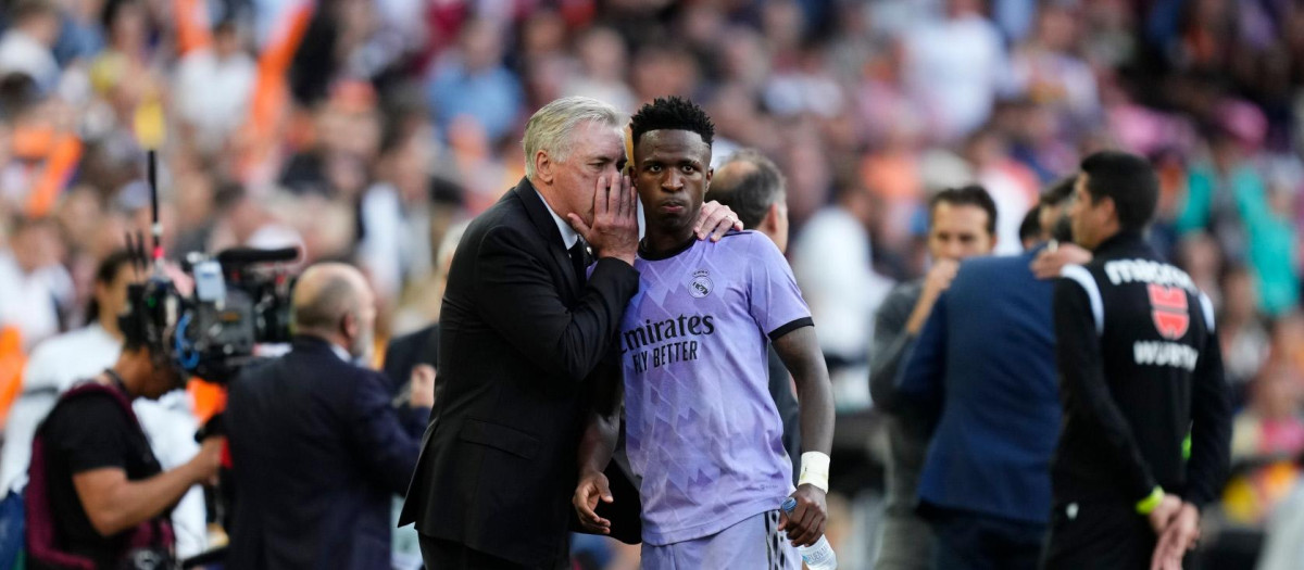 Vinicius Junior y Carlo Ancelotti en el Estadio Mestalla el pasado 21 de mayo
