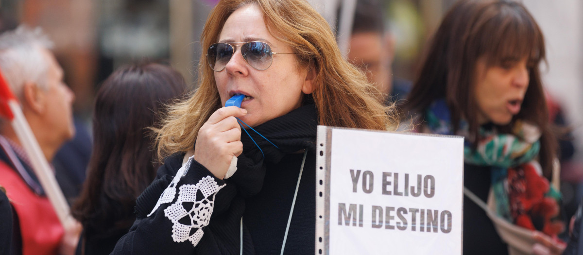 Un funcionaria de la Administración de Justicia con un documento de 'Yo elijo mi destino' durante una manifestación frente al Ministerio que dirige Pilar Llop, a 17 de mayo de 2023, en Madrid (España). Funcionarios de la Administración de Justicia protestan para "endurecer" su postura toda vez que su comité de huelga permanezca a la espera de que se les convoque para una nueva reunión que permita reactivar la negociación que se vio frustrada el pasado 24 de abril. Los sindicatos CSIF, STAJ, CCOO y UGT reclaman una mejora retributiva global de 200 millones de euros -hasta unos 430 euros mensuales por funcionario- tras la oferta de 46,7 millones que presentó el Ministerio la semana pasada para mejorar las retribuciones de jueces y fiscales, lo que se traduce en unos 450 euros al mes.
17 MAYO 2023;MADRID;FUNCIONARIOS ADMINISTRACIÓN;MANIFESTACIÓN;NEGOCIACIÓN
Eduardo Parra / Europa Press
17/5/2023