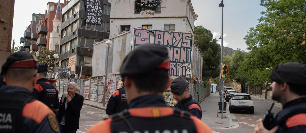 Mossos d'Esquadra vigilan uno de los edificios de la plaza de la Bonanova, donde se encuentran los edificios okupados La Ruïna y el Kubo, a 11 de mayo de 2023, en Barcelona, Catalunya (España). Los Mossos d'Esquadra vigilan la plaza de Bonanova ante el aviso de más protestas hoy por la tarde contra la ocupación de estas dos fincas. Tras la amenaza de la empresa Desokupa de desalojar los edificios, finalmente ha anunciado que renuncia a hacerlo porque cree que "ya no hace falta", y confían en que un juzgado acepte su petición de medidas cautelares para ordenar un desahucio policial.
11 MAYO 2023;OKUPAS;OCUPAS;OKUPACIÓN;OCUPACIÓN;MOSSOS;MOSSOS D'ESQUADRA;DESOKUPA;INMUEBLES;VIVIENDAS
David Zorrakino / Europa Press
11/5/2023