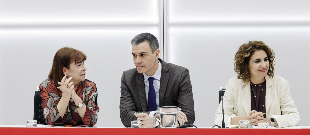 (I-D) La presidenta del PSOE, Cristina Narbona; el secretario general del PSOE y presidente del Gobierno, Pedro Sánchez, y la ministra de Hacienda y Función Pública, María Jesús Montero, durante la reunión de la Comisión Ejecutiva Federal en Ferraz, a 13 de febrero de 2023, en Madrid (España). La comisión es el órgano ejecutivo del PSOE. Aprueba los documentos políticos de la organización, realiza el seguimiento de la acción de gobierno y dirige y coordina la actividad cotidiana del partido. Su actual composición fue elegida por el 40º Congreso Federal en octubre de 2021.
13 FEBRERO 2023;MADRID;COMISION EJECUTIVA;PSOE;FERRAZ
Carlos Luján / Europa Press
(Foto de ARCHIVO)
13/2/2023