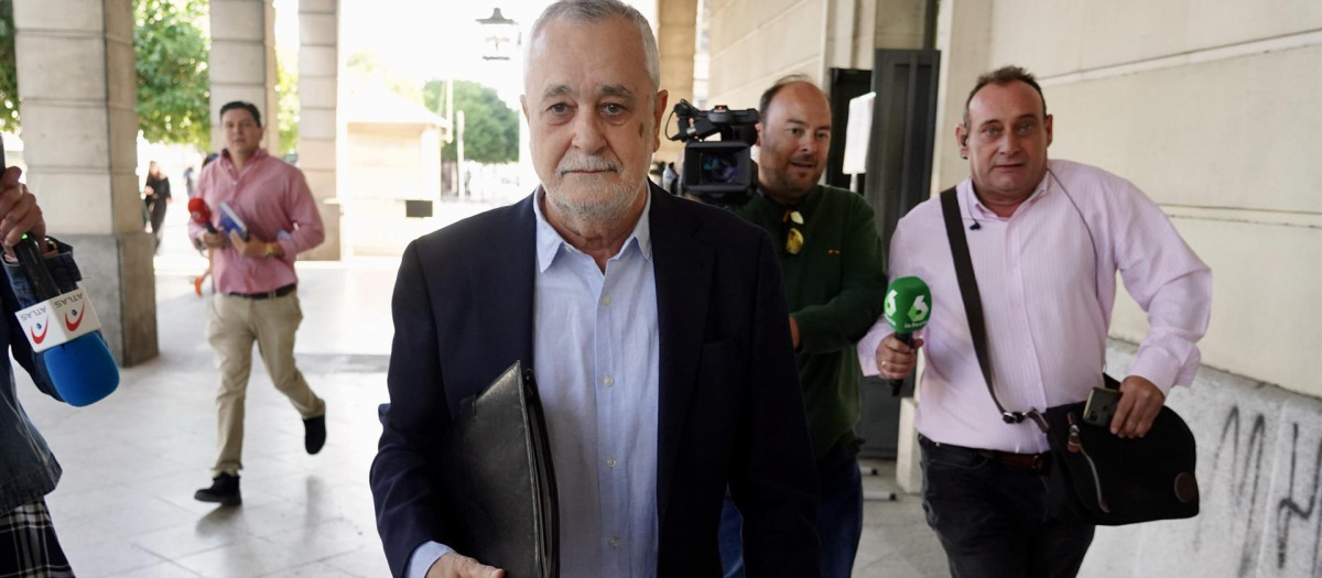 El expresidente de la Junta de Andalucía José Antonio Griñán, a su llegado a los juzgados el pasado 18 de mayo