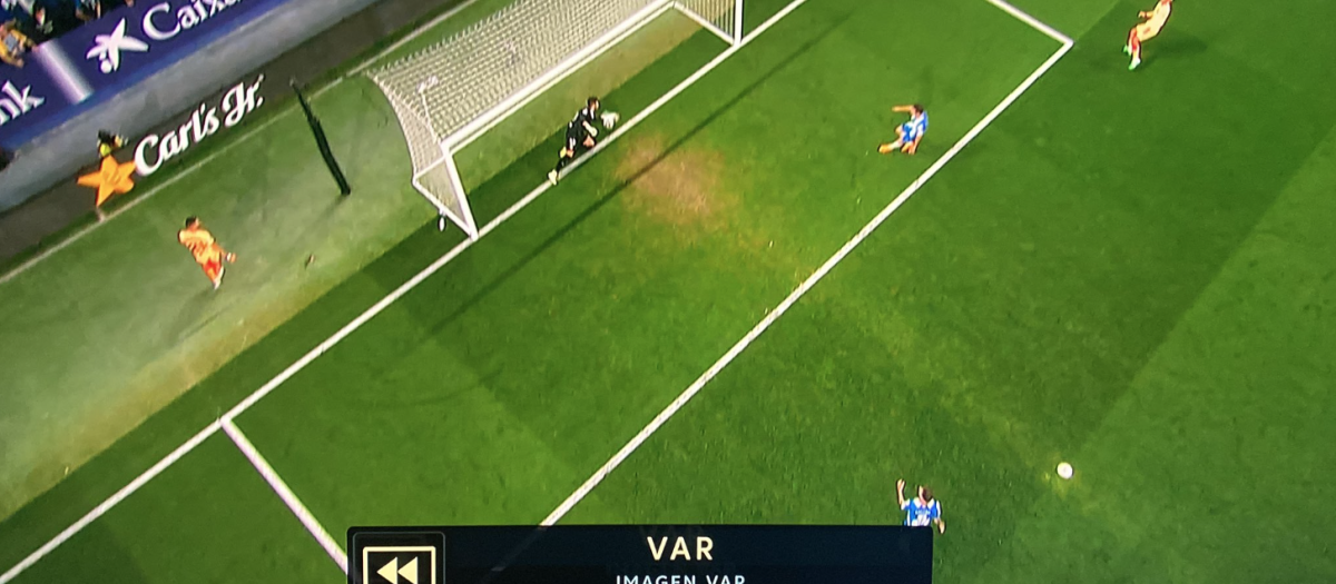 La imagen ofrecida por el VAR para dar validez al gol de Griezmann