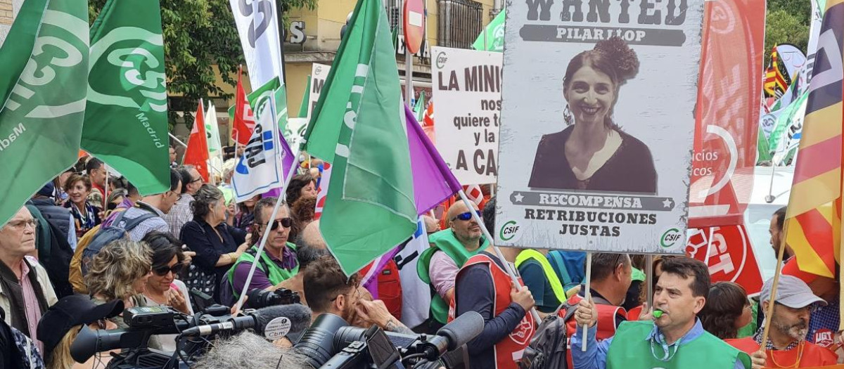 Un manifestante porta un cartel con la imagen de la ministra de Justicia, Pilar LLop, en la manifestación de Madrid, 25 de mayo de 2023