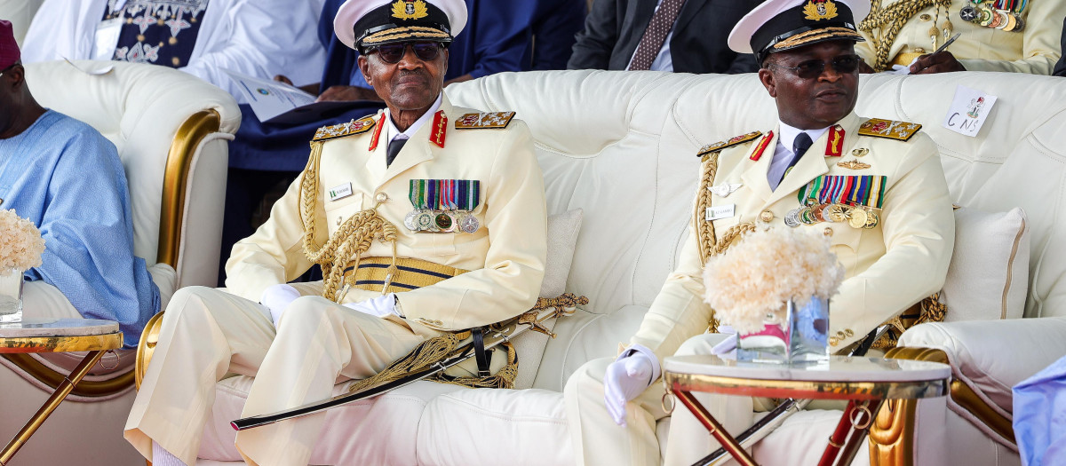 El presidente saliente de Nigeria, Muhammadu Buhari, y el vicealmirante Awwal Zubairu Gambo