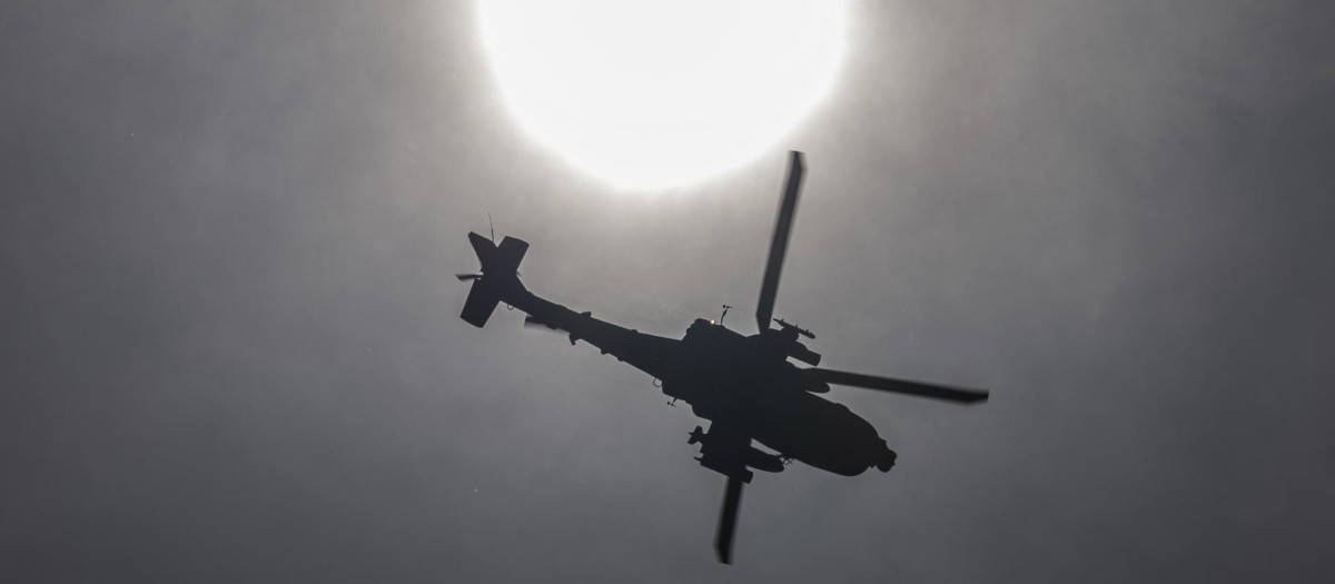 Un helicóptero de ataque Apache al noroeste de Seúl, Corea del Sur