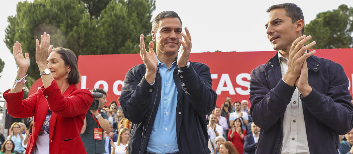 Pedro Sánchez junto a Juan Lobato y Reyes Maroto este jueves en Madrid