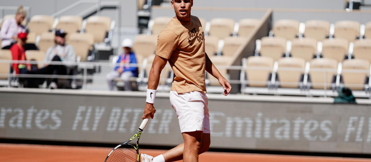 Carlos Alcaraz, entrenando en la pista central de Roland Garros