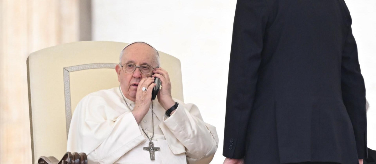 El Papa Francisco habla por teléfono durante su audiencia general del miércoles