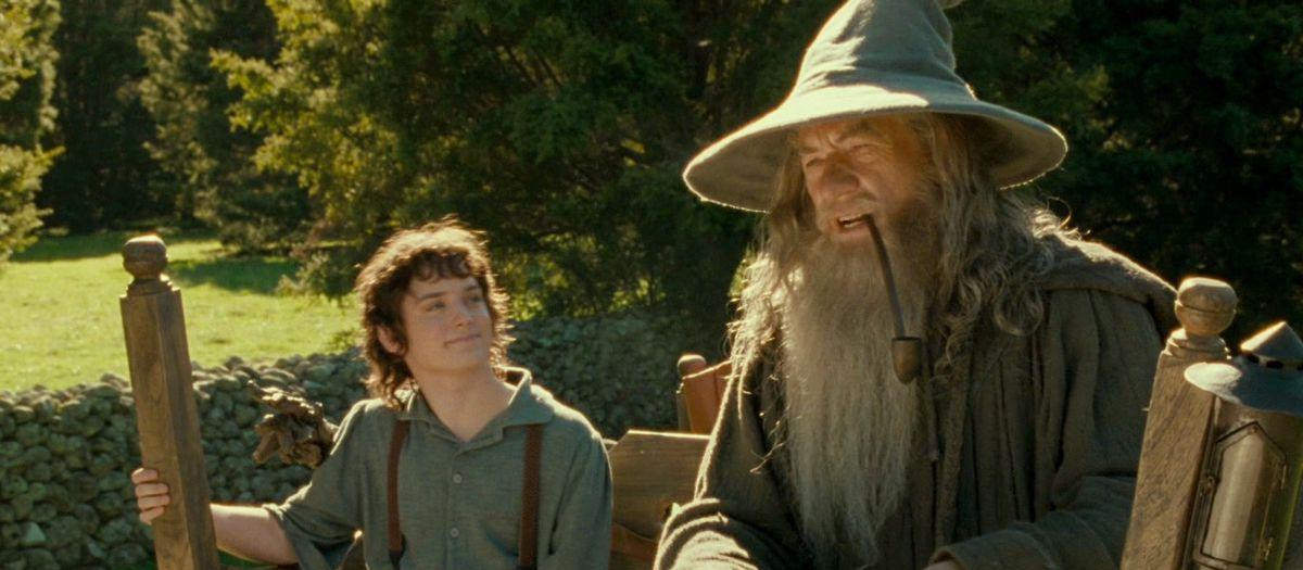 Frodo y Gandalf en una escena de 'La comunidad del anillo'