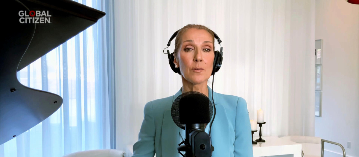 Celine Dion performs during the ''One World: Together at Home'' event a special broadcast of music, comedy and personal stories celebrating those around the world on the frontlines of the coronavirus disease (COVID-19) pandemic led by the World Health Organization (WHO) and the nonprofit group Global Citizen in this screenshot taken from a video on April 18, 2020.
En la foto: auriculares.
