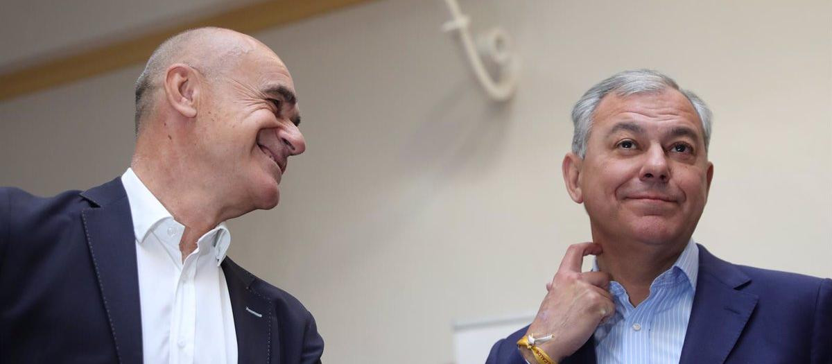 El alcalde de Sevilla, Antonio Muñoz (PSOE), y el candidato del PP a la Alcaldía, José Luis Sanz