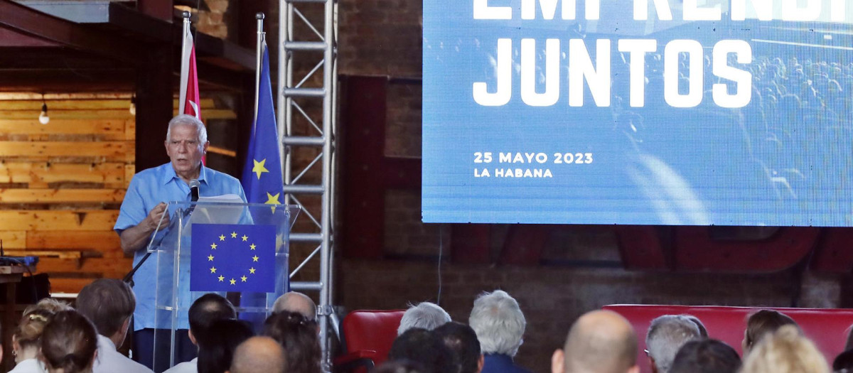 AME1575. LA HABANA (CUBA), 25/05/2023.- El alto representante de la Unión Europea (UE) para los Asuntos Exteriores, Josep Borrell, habla durante un encuentro con empresarios cubanos hoy, en La Habana (Cuba), Borrell confió este jueves en que el surgimiento de las pequeñas empresas privadas en Cuba contribuya al "proceso de apertura y modernización de la economía" de la isla. Borrell hizo estas declaraciones en su primer acto público en La Habana, en donde se encuentra de visita desde este miércoles y hasta el sábado para un encuentro bilateral enmarcado en el Acuerdo de Diálogo Político y Cooperación (ADPC) entre la UE y Cuba, vigente desde 2017. EFE/ Ernesto Mastrascusa