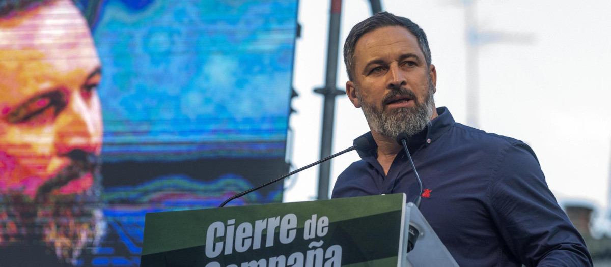TOLEDO , 26/05/2023.- El presidente de Vox, Santiago Abascal, participa este viernes en el cierre de campaña de las elecciones autonómicas y municipales del 28 de mayo, acompañado por el candidato de la formación a la Presidencia de Castilla-La Mancha, David Moreno. EFE/Ismael Herrero