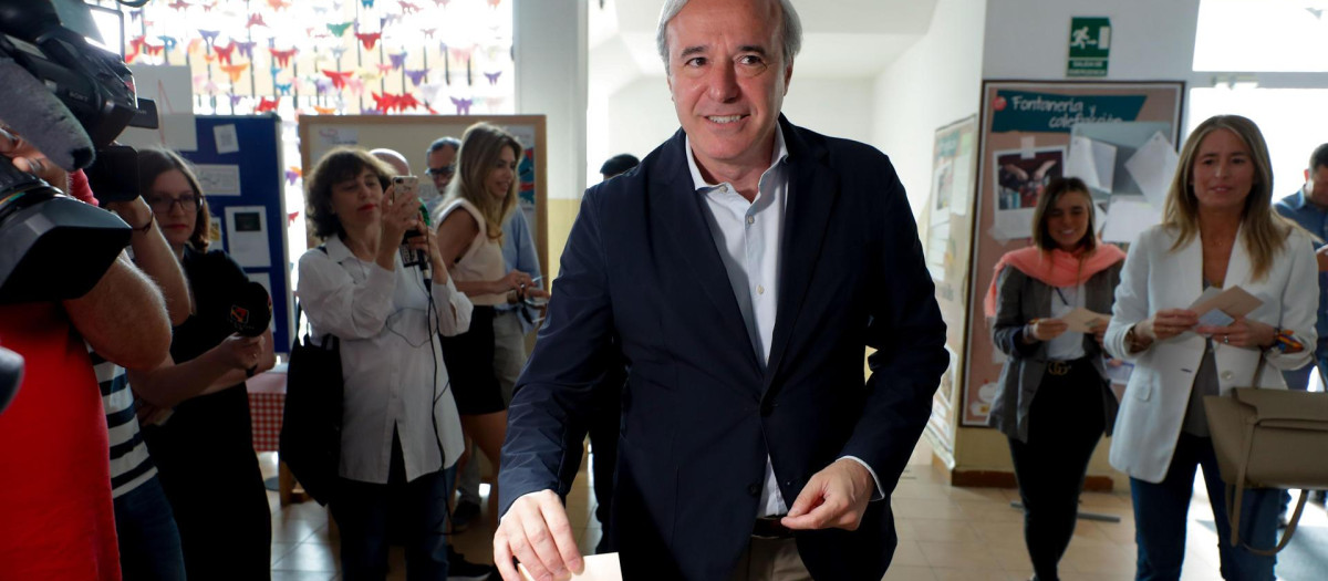 El candidato del PP a la Presidencia de Aragón, Jorge Azcón ejerce su derecho al voto en un colegio electoral de Zaragoza este domingo, durante las elecciones locales municipales y autonómicas.