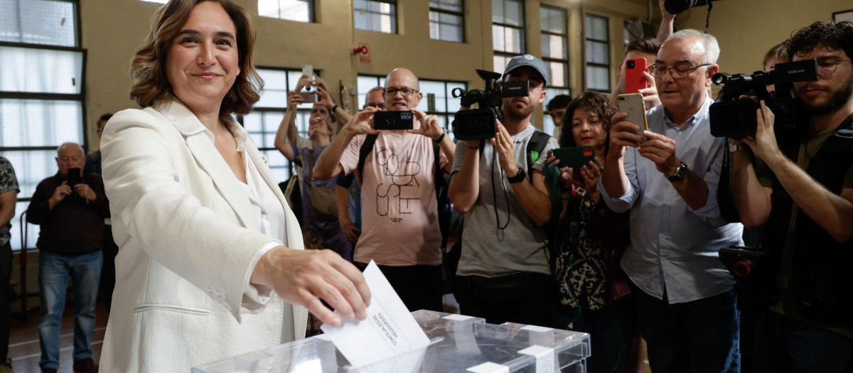 La alcaldesa de Barcelona y candidata de Barcelona en Comú a la reelección, Ada Colau, vota en el Centro Cívico La Sedeta, este domingo