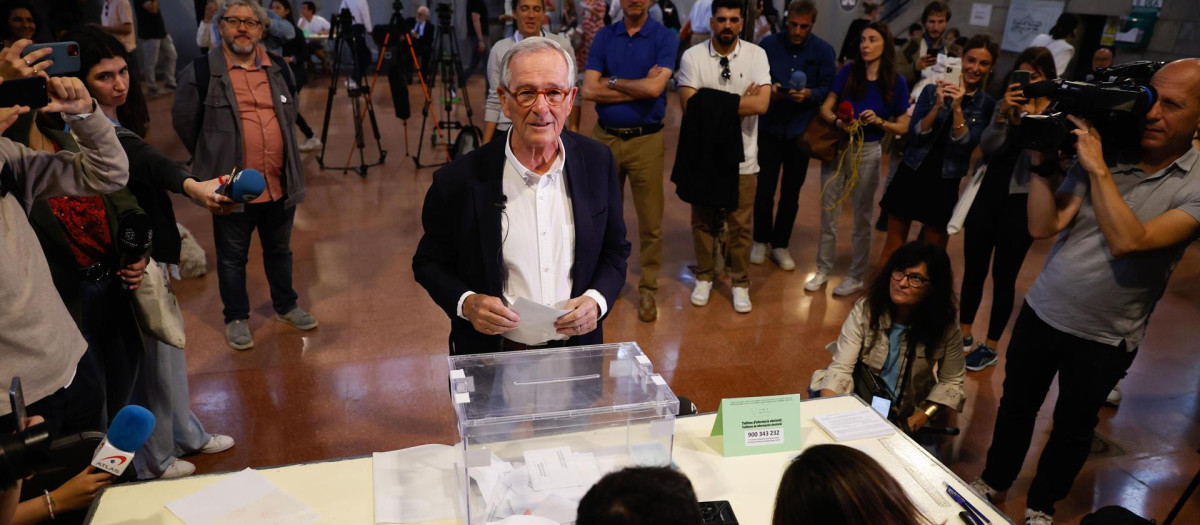 El candidato de JxCat a la alcaldía de Barcelona, Xavier Trías, ejerce su derecho al voto en el Mercado de Galvany, este domingo, en Barcelona.