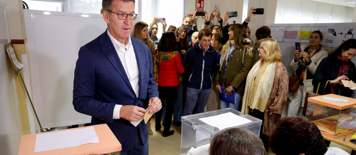 El presidente del Partido Popular, Alberto Núñez Feijóo vota en el colegio electoral del Ramiro de Maeztu en Madrid