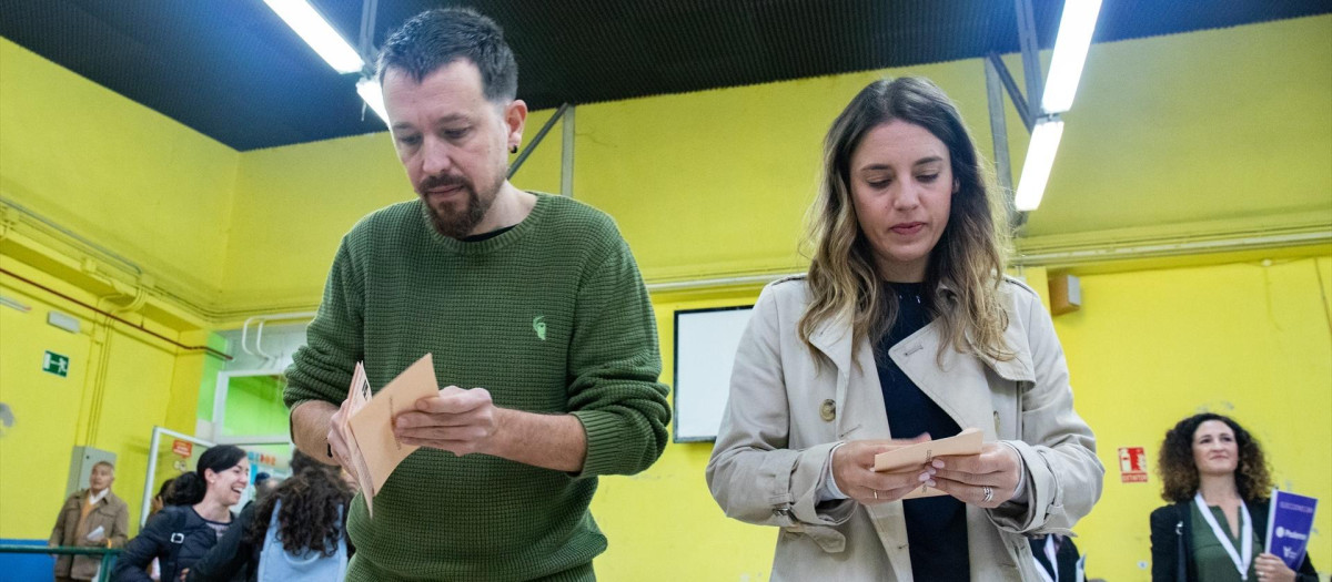 La ministra de Igualdad y secretaria de Acción de Gobierno de Podemos, Irene Montero y el exvicepresidente segundo del Gobierno y exlíder de Podemos Pablo Iglesias, ejercen su derecho al voto en el Colegio Público La Navata.
