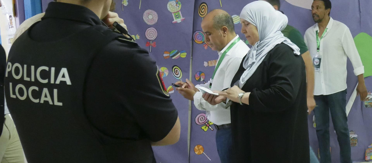 Dispositivo de Seguridad en Colegio León Solá de Melilla en el que varios agentes velan por el correcto funcionamiento de las meses electorales.