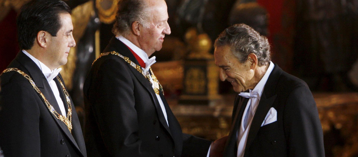 El Rey Juan Carlos saluda al escritor Antonio Gala