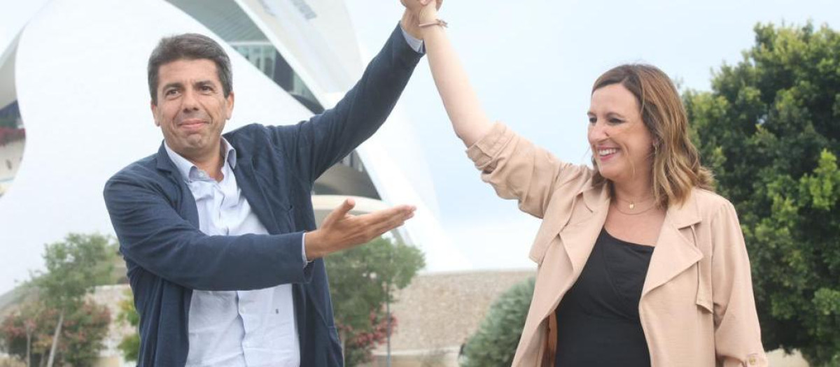 El candidato del PP a la presidencia de la Generalitat Valenciana, junto a la aspirante a la alcaldía levantina, María José Catalá.