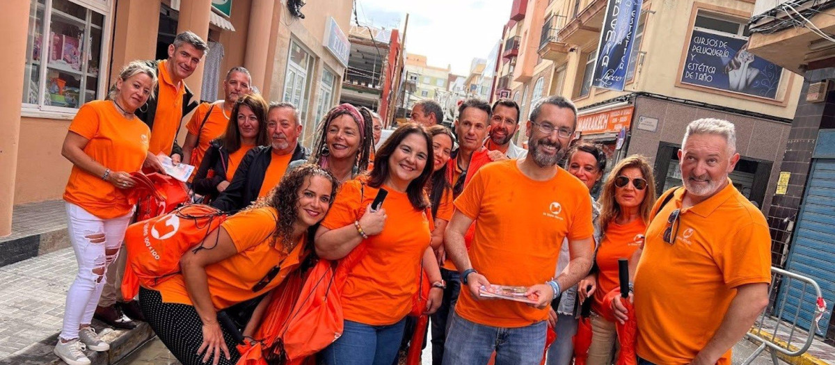 Juan Franco, alcalde de La Línea, junto a su equipo de campaña