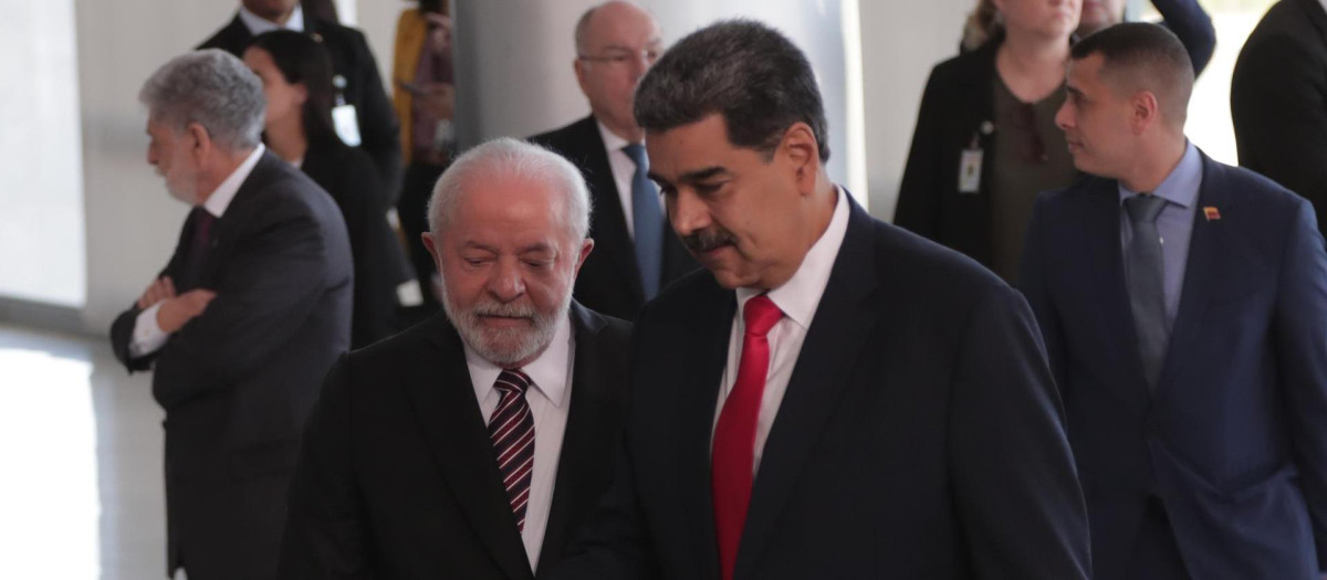 AME2682. BRASILIA (BRASIL), 29/05/2023.- El presidente de Brasil, Luiz Inácio Lula da Silva, recibe a su homólogo venezolano, Nicolás Maduro, hoy, en el Palacio do Planalto, en Brasilia (Brasil). Maduro se encuentra en una visita oficial para participar en una cumbre convocada por Lula da Silva en la cual se reunirán 10 presidentes de países sudamericanos y un representante del gobierno peruano. EFE/ André Coelho