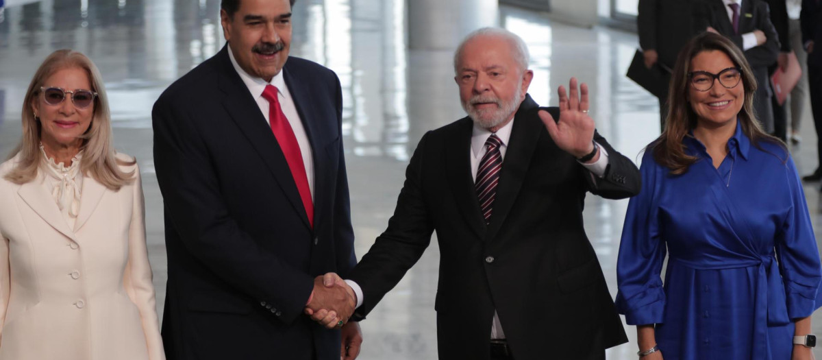 AME2682. BRASILIA (BRASIL), 29/05/2023.- El presidente de Brasil, Luiz Inácio Lula da Silva, acompañado de la primera dama, Janja Lula da Silva (d), recibe a su homólogo venezolano, Nicolás Maduro, y a la primera dama, Cilia Flores, hoy, en el Palacio do Planalto, en Brasilia (Brasil). Maduro se encuentra en una visita oficial para participar en una cumbre convocada por Lula da Silva en la cual se reunirán 10 presidentes de países sudamericanos y un representante del gobierno peruano. EFE/ André Coelho