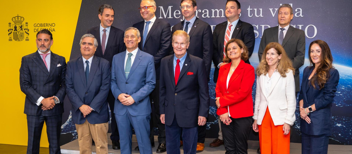 El administrador de la NASA, Bill Nelson (4d), en una foto de familia durante su visita a la sede