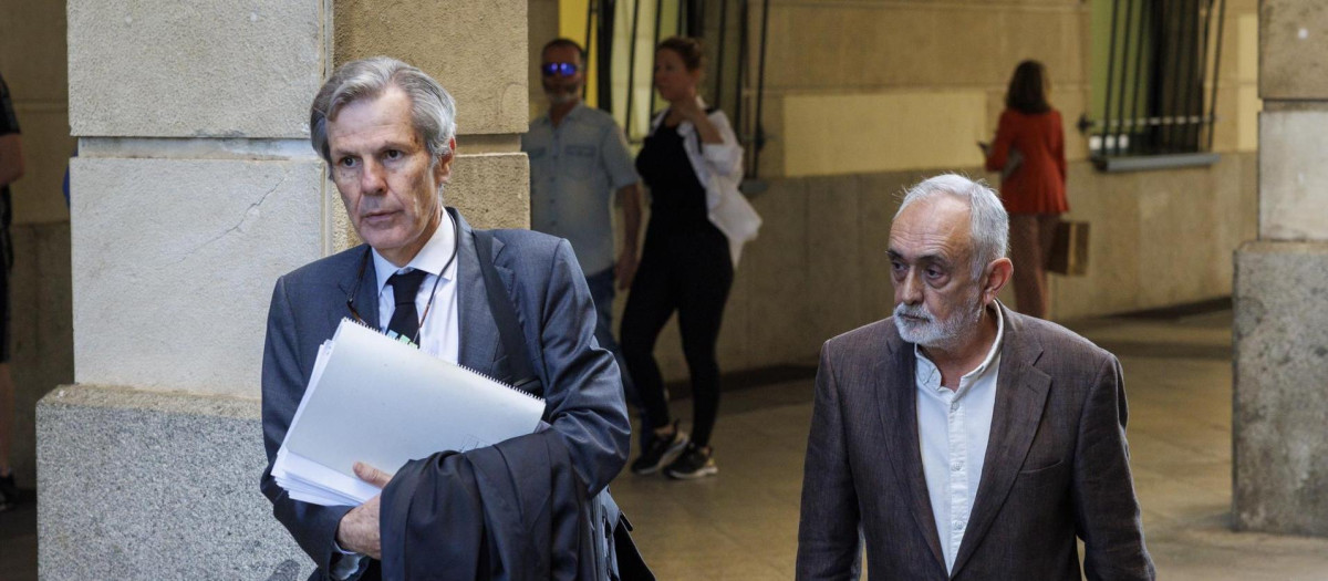 El exdirector de la Faffe Fernando Villén (d), acompañado de su letrado