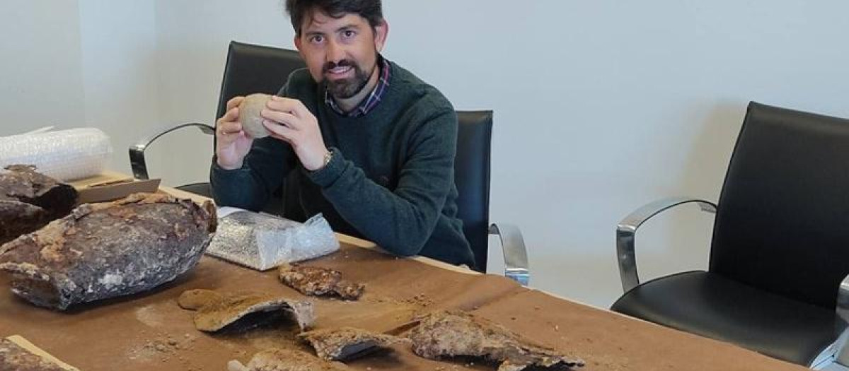 Iván García Vázquez junto a los fragmentos de la armadura encontrada en el castillo de Matilla